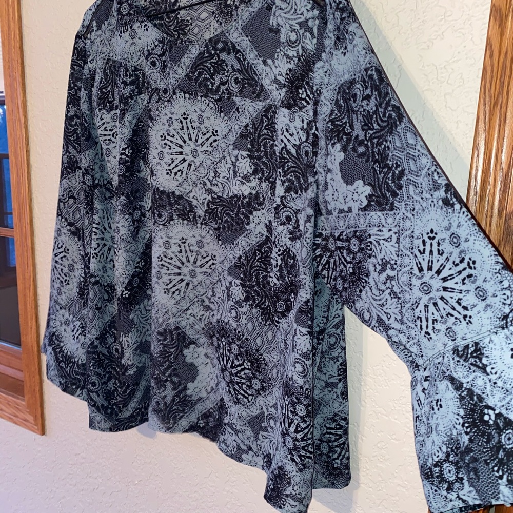 Maurices size 3 blouse, blue and zipper detail